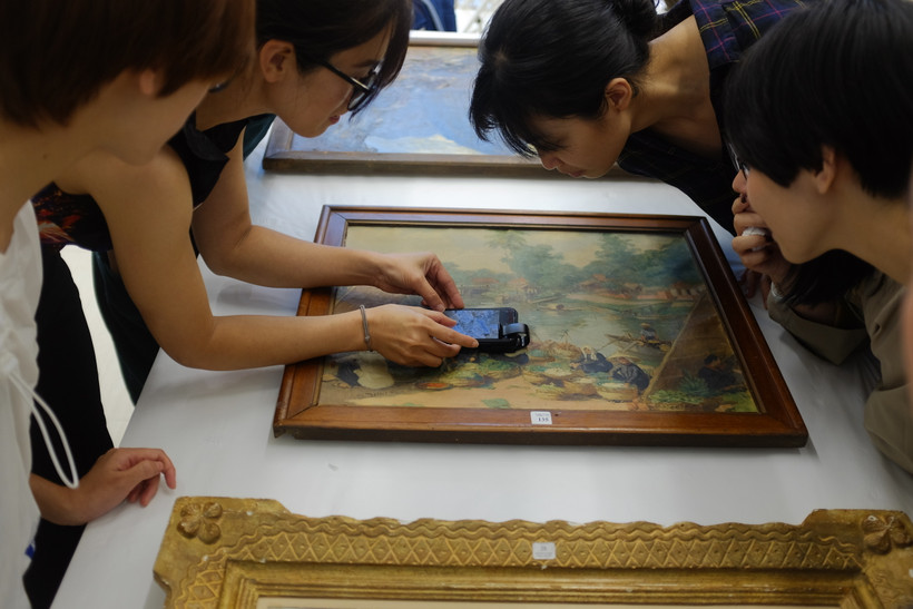 Việc giám định, phục chế tác phẩm cần nhân lực chuyên môn cao cùng đầu tư trang thiết bị chuyên dụng, đắt tiền. Ảnh: Chung Trương