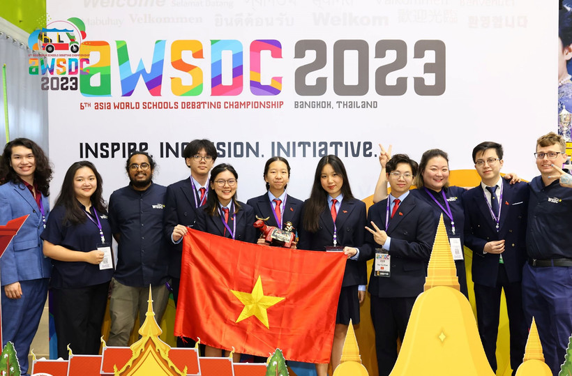 Đội tuyển Việt Nam tại Thái Lan, trước khi trở về nước tham dự Giải vô địch tranh biện thế giới bậc trung học 2023 (WSDC 2023), do Việt Nam lần đầu đăng cai tổ chức. Ảnh: TTXVN 