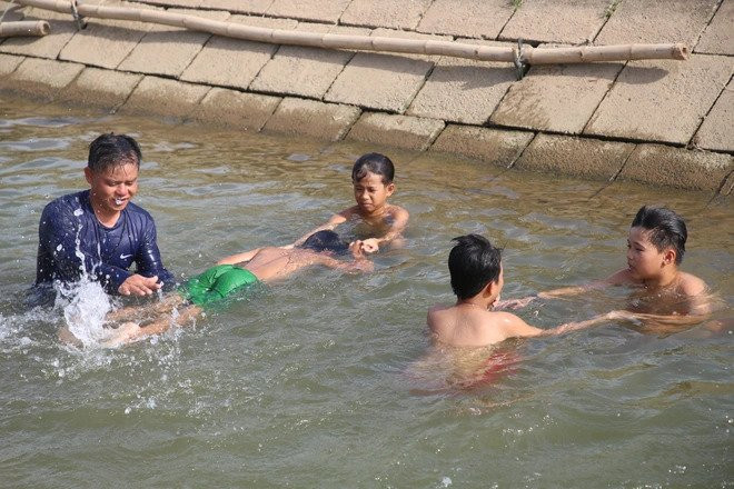 Lớp dạy bơi miễn phí cho trẻ em của thầy giáo Nguyễn Viết Tước (Trường tiểu học và THCS Hải Vĩnh) trên kênh thủy lợi ở xã Hải Hưng, huyện Hải Lăng, Quảng Trị.