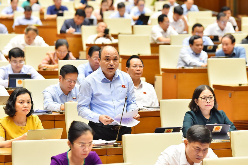 Đại biểu Quốc hội tỉnh Bà Rịa-Vũng Tàu Đỗ Văn Yên phát biểu ý kiến tại hội trường về Dự thảo Luật Giao dịch điện tử (sửa đổi). Ảnh: MỸ HÀ