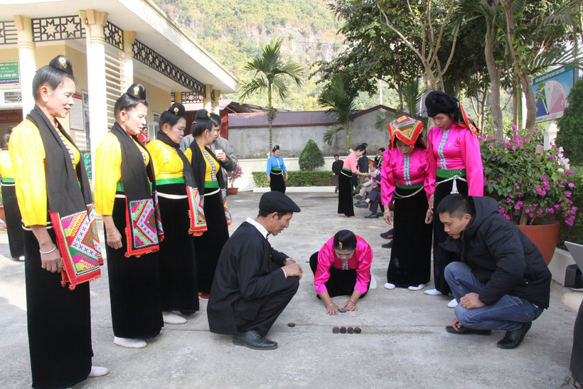 Trải nghiệm chơi trò chơi tó mák lẹ cùng đồng bào dân tộc Thái. 