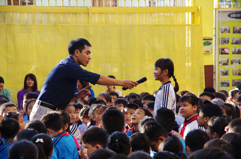 Nhà văn Văn Thành Lê giao lưu với bạn đọc thiếu nhi. Ảnh: NVCC