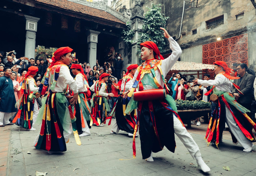 Các bạn trẻ hào hứng tham gia chương trình Tết Việt-Tết Phố (tổ chức tại Hà Nội, ngày 8/1/2023). Ảnh: Khiếu Minh