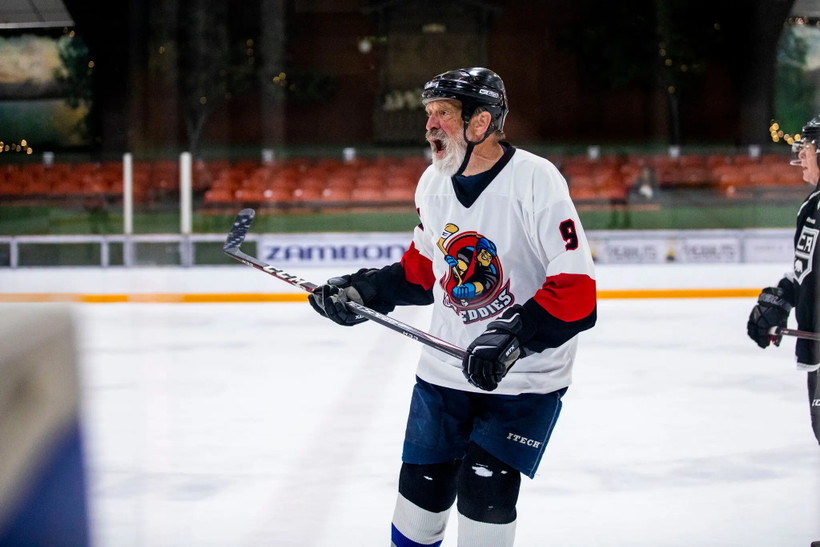 Cụ Mike Duggan, 74 tuổi, vẫn rất máu lửa khi thi đấu trong mầu áo đội Oregon Old Development. Ảnh: The New York Times 