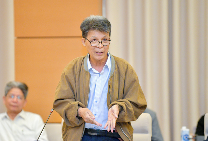 Tiến sĩ Lê Hải Hưng nguyên là giảng viên Viện Vật lý kỹ thuật, Đại học Bách khoa Hà Nội. Ông hiện là thành viên Ban Khoa học công nghệ, Hội Chiếu sáng Việt Nam. 