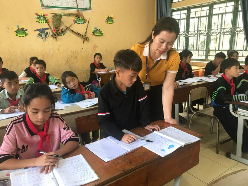 Giáo viên đang phải làm nhiều việc hơn chức trách của mình. Trong ảnh Cô trò Trường phổ thông dân tộc bán trú Tiểu học và Trung học cơ sở Khấu Ly, huyện Trạm Tấu, tỉnh Yên Bái. Ảnh: Hạ An