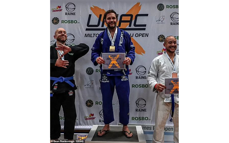 Tom Hardy, hay đúng hơn là Edward Hardy, xuất hiện đầy bất ngờ trong bộ võ phục.