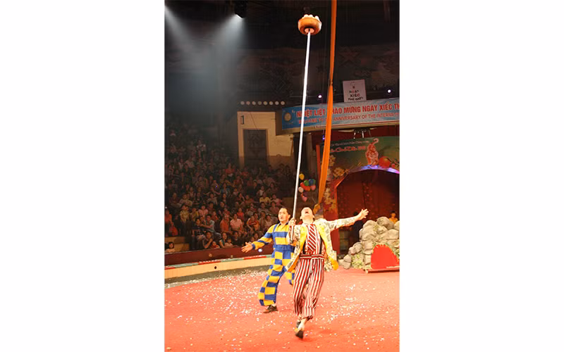 Một phân cảnh trong tiết mục Hề kiếm. Ảnh: NVCC