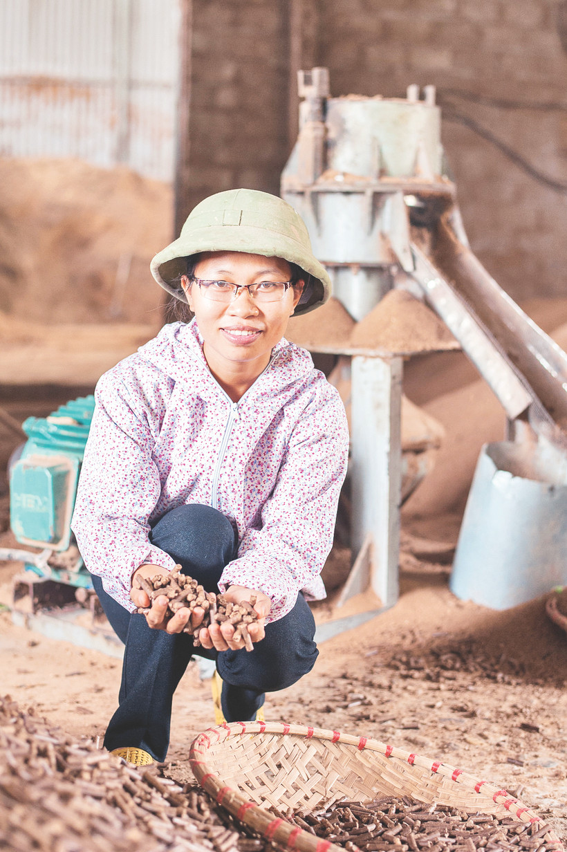 Mẹ đi làm xa, hằng ngày em L.T.A phụ giúp ông bà nhiều việc. Ảnh: Hồng Tâm