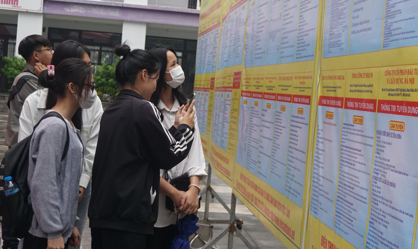 Nhiều bạn trẻ đến các sàn giao dịch tìm kiếm việc làm.