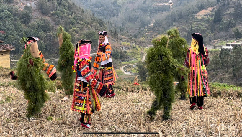 Nhảy múa với ma cỏ - nghi lễ độc đáo trong lễ cúng tổ tiên của người Lô Lô. Ảnh: Quốc Đạt