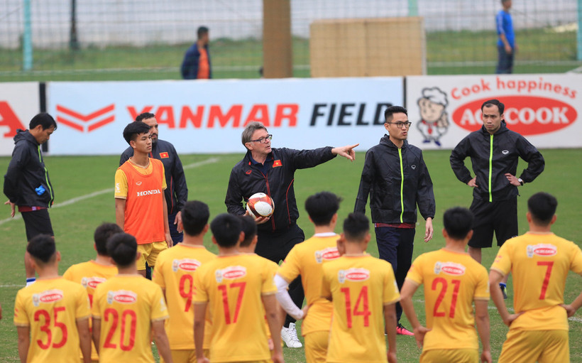 Huấn luyện viên Troussier đặt ra yêu cầu rất cao với các cầu thủ trẻ.