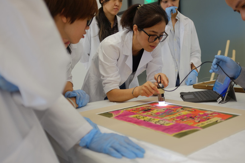 Chương trình tập huấn phục chế tranh tại Tổ chức nghệ thuật The Outpost, tháng 3/2023. Ảnh: Chung Trương