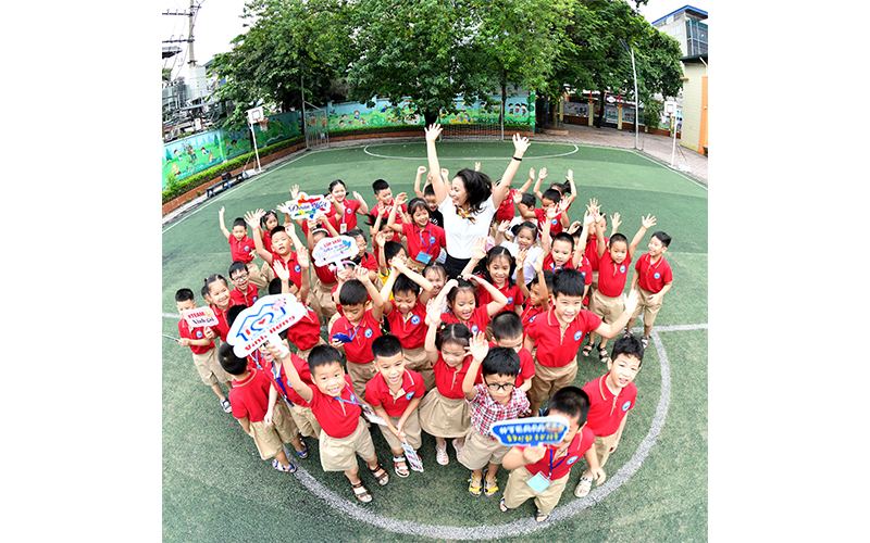 Cô và trò lớp 1A10 Trường tiểu học Vĩnh Hưng, quận Hoàng Mai (Hà Nội). Ảnh: Đăng Khoa