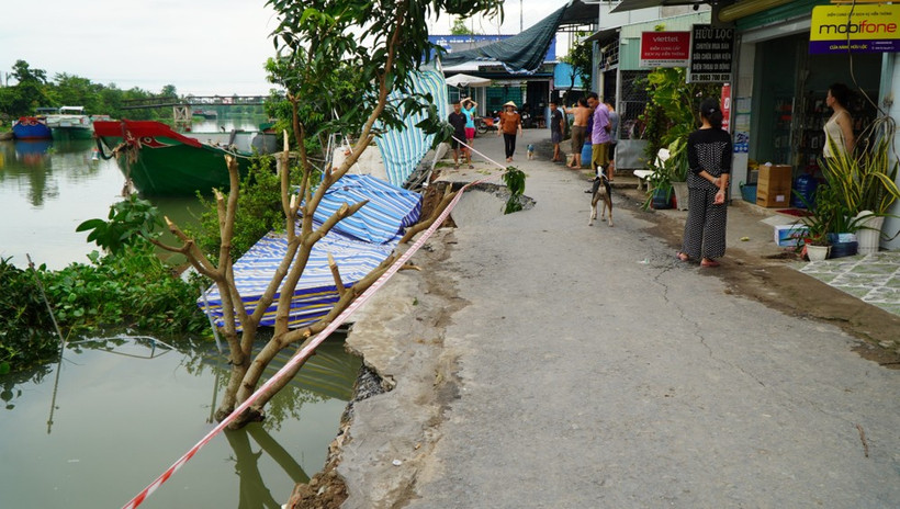 Sạt lở đe dọa nhiều nhà dân tại Đồng Tháp. Ảnh: AN BÌNH