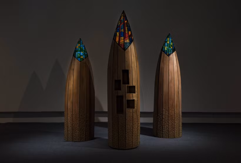 Cội rễ, chất liệu gỗ, đồng, thủy tinh, kích thước 55x55x160-200cm (tùy khối). Ảnh: NVCC