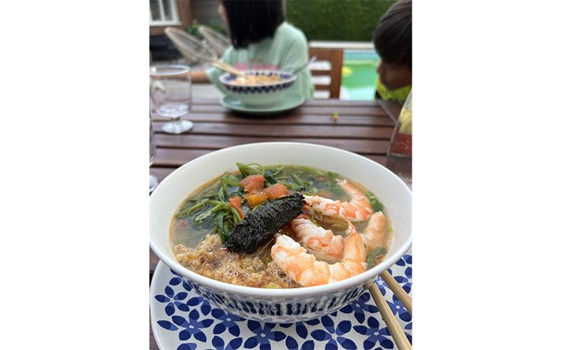 Rất nhiều ký ức nằm gối nhau trong bát bánh đa cua nơi đất khách này. 