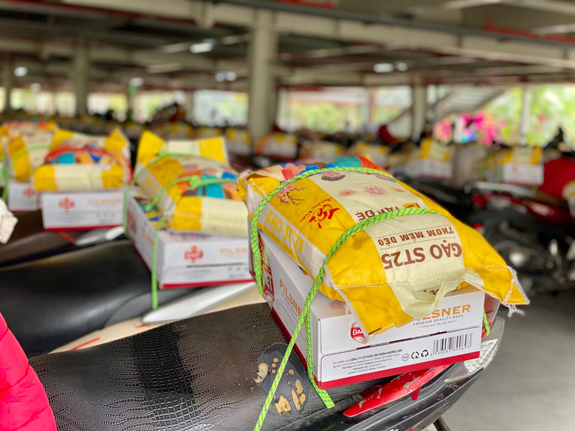 Các phần quà Tết được nhân viên Công ty Tân Đệ (tỉnh Thái Bình) chằng buộc cẩn thận vào phương tiện cá nhân của từng người lao động. Ảnh: Mai Tú