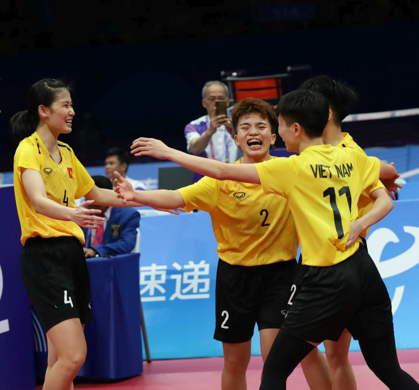 Khoảnh khắc ăn mừng đầy cảm xúc của Đội tuyển nữ cầu mây.