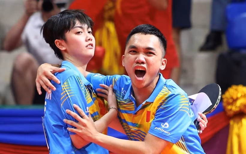 Biểu cảm trái ngược giữa Mai Ngọc (trái) và Anh Hoàng.