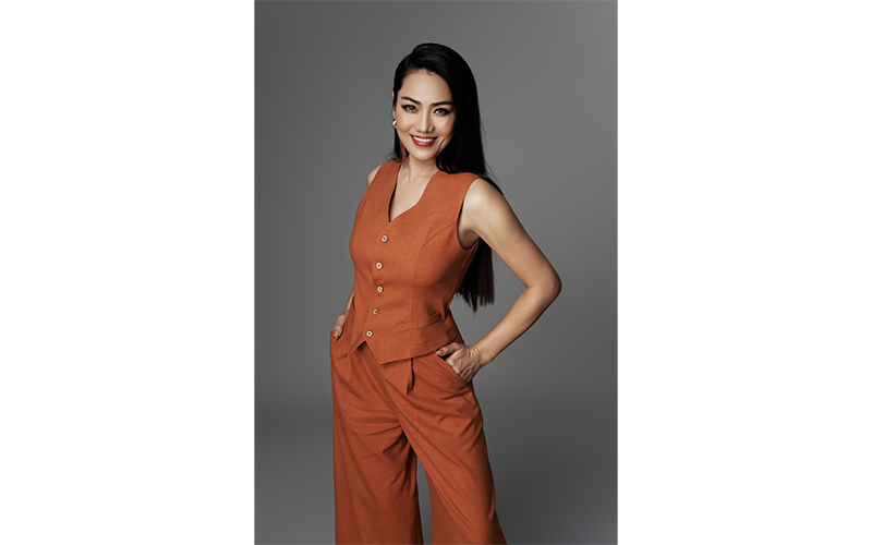 Ca sĩ, Nghệ sĩ Ưu tú Minh Thu hiện công tác tại Nhà hát Ca múa nhạc Thăng Long (Hà Nội). Chị từng giành Giải nhất-cuộc thi Giọng hát Trẻ Hà Nội (năm 2001), Huy chương vàng-Liên hoan Âm nhạc ASEAN (năm 2013 và 2022), Huy chương vàng- Liên hoan Ca, Múa, Nhạc chuyên nghiệp toàn quốc (năm 2015). 