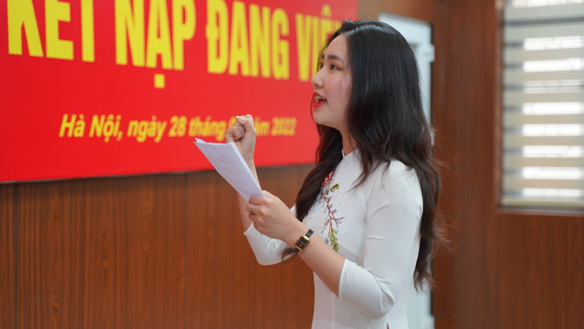 Sinh viên Bùi Thị Kiều tuyên thệ trong Lễ kết nạp đảng viên tại Chi bộ Viện Đào tạo Báo chí và Truyền thông (Đảng bộ Trường đại học Khoa học Xã hội và Nhân văn - Đại học Quốc gia Hà Nội). Ảnh: PHAN CÔNG MINH