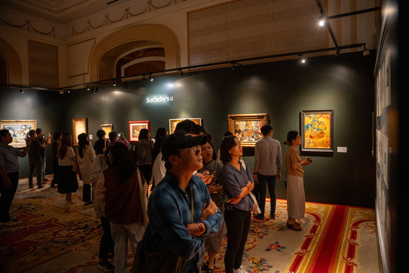 Hãng đấu giá Sotheby’s chính thức hiện diện tại thị trường Việt Nam thông qua việc tổ chức những triển lãm mỹ thuật quy mô lớn. Trong ảnh: Đông đảo khách tham quan triển lãm Mộng Viễn đông, tháng 7/2023. Ảnh: Bảo nguyễn/Annam Gallery