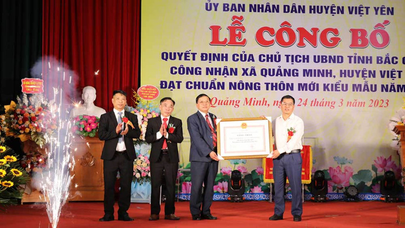 Lãnh đạo Sở Nông nghiệp và Phát triển nông thôn trao Chứng nhận xã nông thôn mới kiểu mẫu cho xã Quảng Minh. Ảnh: Thế Đại