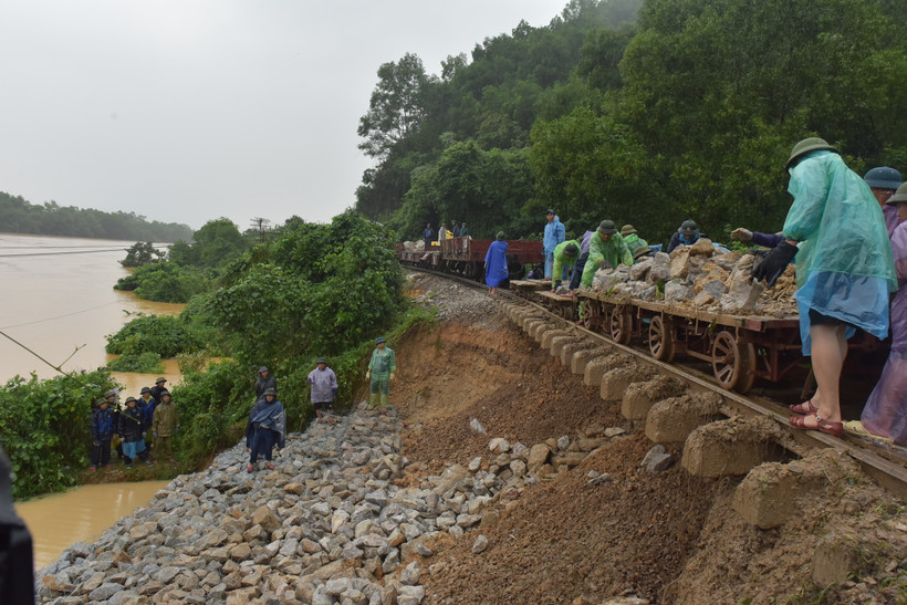 Lực lượng tham gia khắc phục sự cố sạt lở đường tàu qua xã Đức Liên (Vũ Quang).