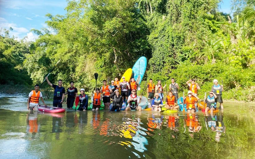 Du khách chèo SUP trên sông ở Cao Bằng.