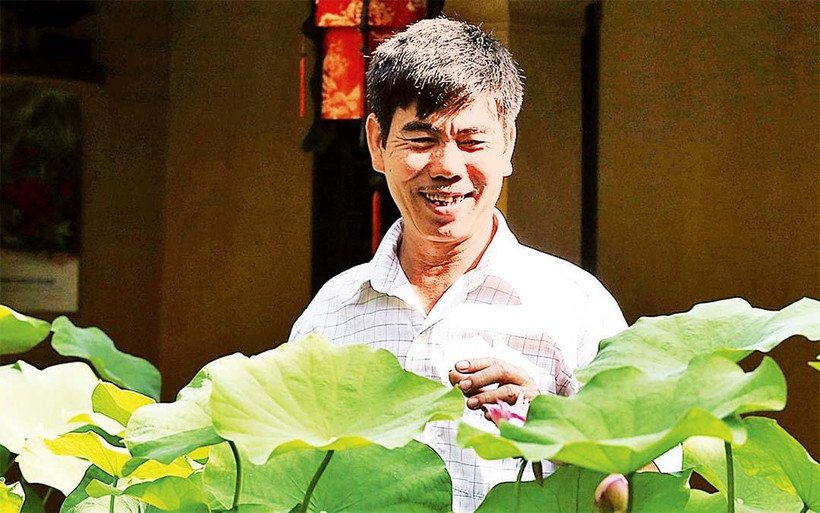 Ông Tạ Hồng Điệp bên vườn sen độc đáo của nhà mình.