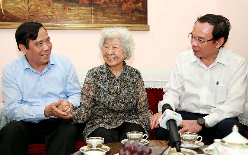 Lãnh đạo Thành phố Hồ Chí Minh và Hội Người cao tuổi Việt Nam đến chúc mừng Anh hùng Tám Thảo nhân Ngày Phụ nữ Việt Nam 20/10/2022. (Ảnh Nguyễn Dũng)