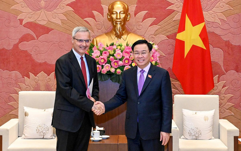Chủ tịch Quốc hội Vương Ðình Huệ và Ðại sứ Pháp Nicolas Warnery tại buổi tiếp. (Ảnh DUY LINH)