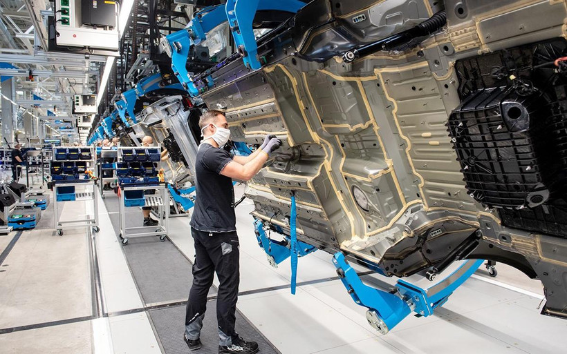 Công nhân làm việc tại một nhà máy sản xuất ô-tô ở thành phố Sindelfingen của Ðức.