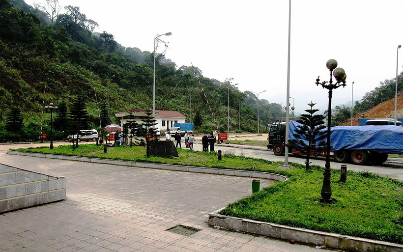 Ðiểm cuối quốc lộ 8 (Lào) trên đèo Keo Nưa, khu vực biên giới Việt Nam-Lào.