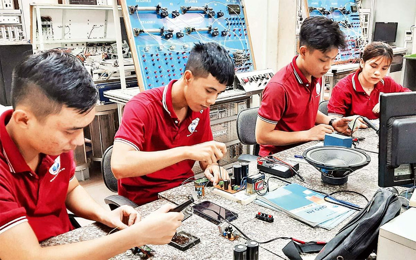 Sinh viên Trường cao đẳng Kỹ nghệ II, thành phố Thủ Đức (Thành phố Hồ Chí Minh) trong giờ thực hành. 