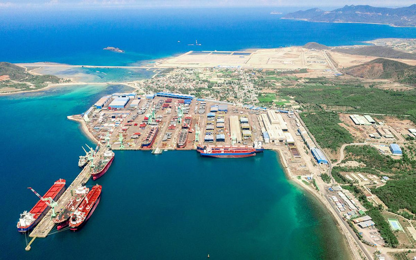 Toàn cảnh Nhà máy đóng tàu Huyndai Việt Nam trong khu vực vịnh Vân Phong.