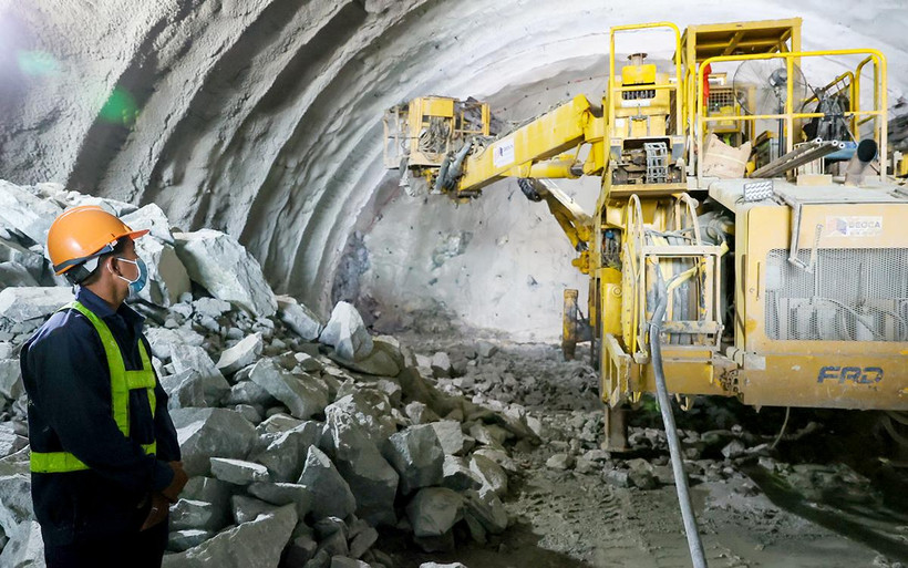 Cán bộ, kỹ sư, công nhân Tập đoàn Đèo Cả thi công đào hầm Núi Vung thuộc dự án cao tốc bắc-nam (trên địa bàn tỉnh Ninh Thuận).