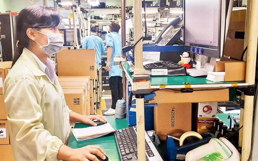 Công nhân Công ty TNHH Datalogic Việt Nam, khu công nghệ cao Thành phố Hồ Chí Minh, trong giờ sản xuất các thiết bị bắn mã vạch công nghệ cao.