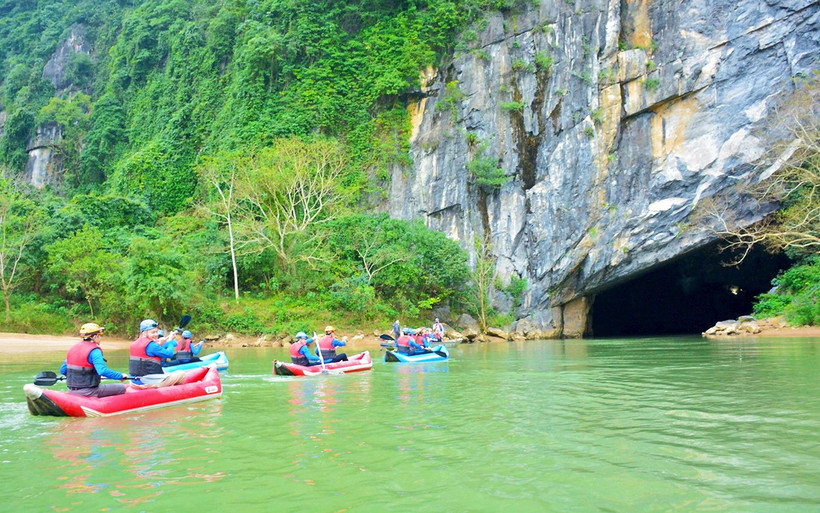 Du khách chèo kayak khám phá động Phong Nha về đêm.