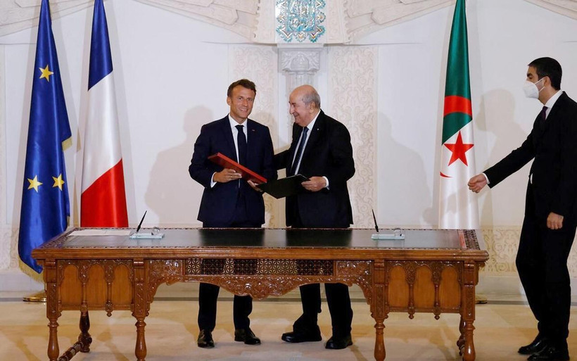 Hai Tổng thống Pháp và Algeria tại một lễ ký kết hợp tác giữa hai nước.