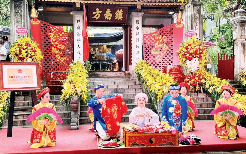 Biểu diễn nghệ thuật nhân dịp đền Kim Liên được đón bằng công nhận Di tích quốc gia đặc biệt.