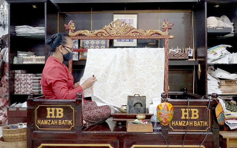 Sản xuất vải Batik tại Indonesia.