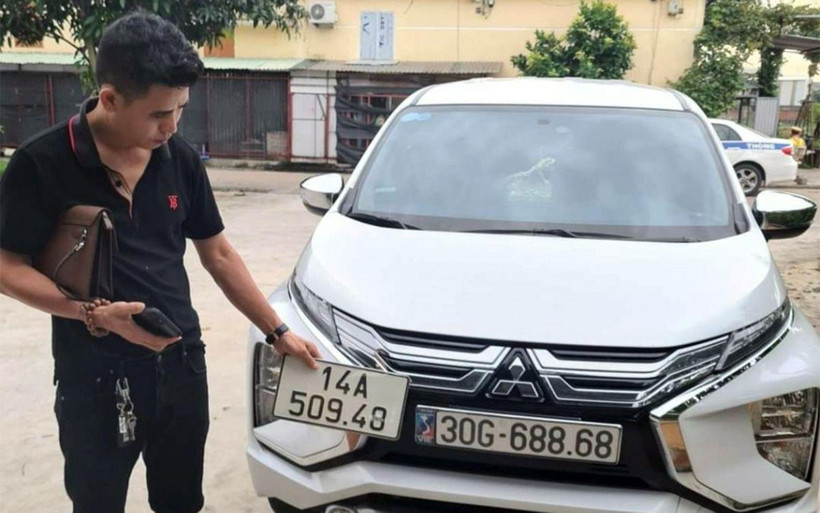 Lái xe và phương tiện sử dụng biển kiểm soát giả tại cơ quan Công an tỉnh Quảng Ninh. (Ảnh NGỌC QUYẾT)