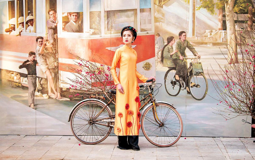 Những vòm cầu nhếch nhác được biến thành không gian bích họa trên phố Phùng Hưng.