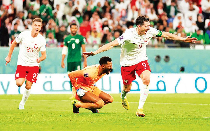 Lewandowski (số 9) ăn mừng bàn ấn định chiến thắng 2-0 cho Ba Lan.