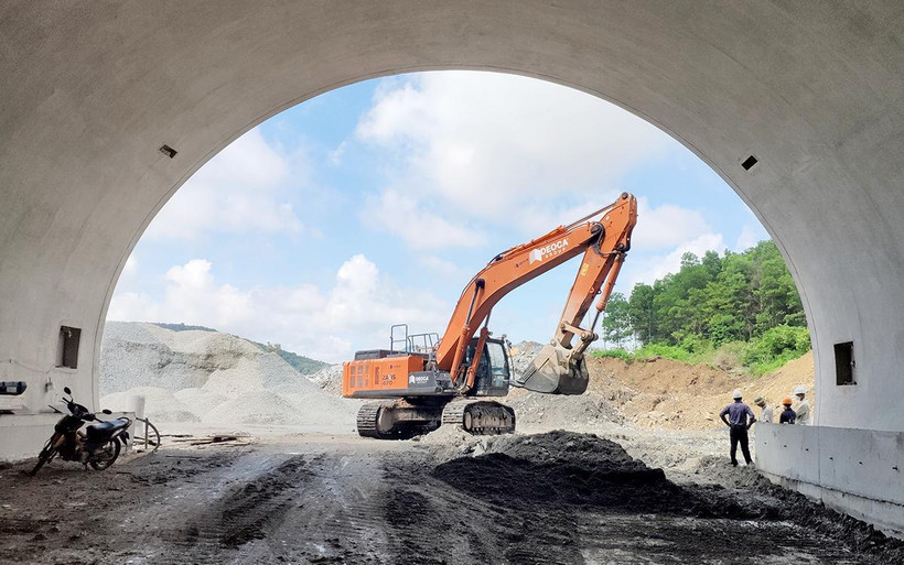 Thi công hầm đường bộ trên tuyến cao tốc bắc-nam.