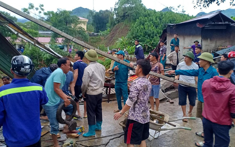 Người dân xã Yên Thành, huyện Quang Bình (Hà Giang) hỗ trợ các gia đình có nhà bị sập thu dọn đồ đạc đến nơi an toàn. (Ảnh KHÁNH TOÀN)