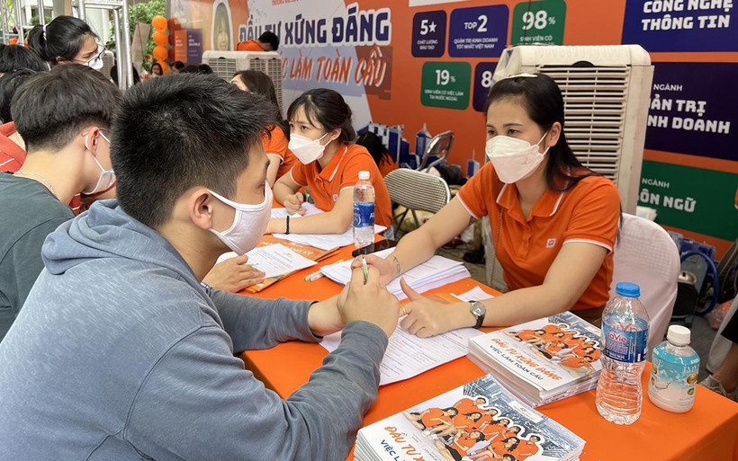 Thí sinh tìm hiểu thông tin tuyển sinh tại gian tư vấn Trường đại học FPT.