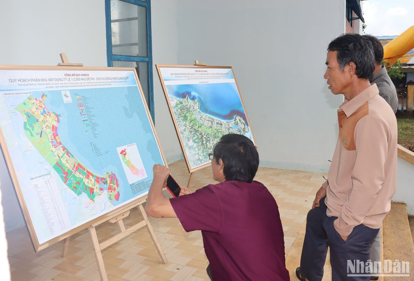 Người dân trong vùng quy hoạch tìm hiểu đồ án Quy hoạch phân khu xây dựng tỷ lệ 1/2000 Khu đô thị, dịch vụ đông nam Dung Quất tại Lễ công bố. 
